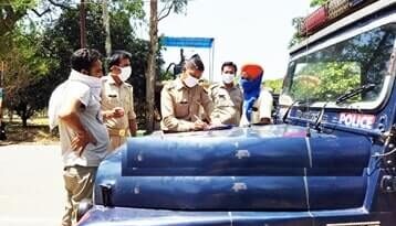 जानसठ पुलिस ने मास्क न पहनने वालों के चालान काटे