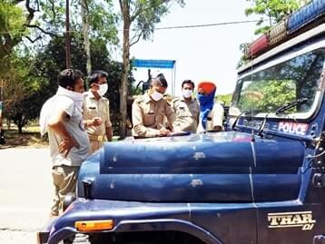 जानसठ पुलिस ने मास्क न पहनने वालों के चालान काटे जानसठ पुलिस ने मास्क न पहनने वालों के चालान काटे