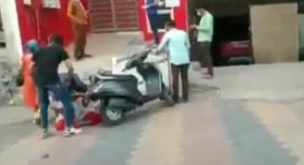 मानवता शर्मसारः मुजफ्फरनगर में हार्ट सेंटर के सामने महिला ने तड़प-तड़पकर तोड़ दिया दम, तमाशबीन बने रहे लोग मानवता शर्मसारः मुजफ्फरनगर में हार्ट सेंटर के सामने महिला ने तड़प-तड़पकर तोड़ दिया दम, तमाशबीन बने रहे लोग