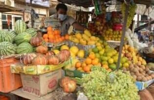 नवरात्र व रमजान माह शुरू होने के साथ ही फल-सब्जियों के दामों में भारी उछाल