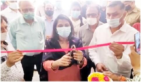 डीएम ने कोविड-19 टीका उत्सव का शुभारंभ फीता काटकर किया डीएम ने कोविड-19 टीका उत्सव का शुभारंभ फीता काटकर किया