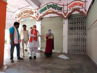 नगरपालिकाध्यक्ष सैनिटाइजेशन के लिए स्वयं सड़कों पर उतरी,भाजपा जिलाध्यक्ष भी सेनेटाइजेशन करते आये नजर नगरपालिकाध्यक्ष सैनिटाइजेशन के लिए स्वयं सड़कों पर उतरी,भाजपा जिलाध्यक्ष भी सेनेटाइजेशन करते आये नजर