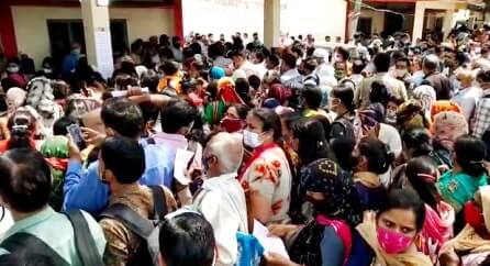 पंचायत चुनाव सामग्री वितरण में उड़ी सोशल डिस्टेंस की धज्जियां, इंतजामों के देखकर भड़के अधिकारी पंचायत चुनाव सामग्री वितरण में उड़ी सोशल डिस्टेंस की धज्जियां, इंतजामों के देखकर भड़के अधिकारी