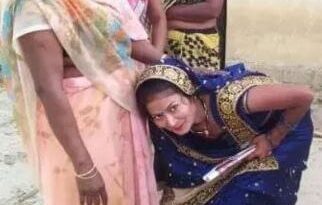 चुनावी मैदान में उतार दिया बहू को, मुंह दिखाई में लोगों से वोट मांग रही