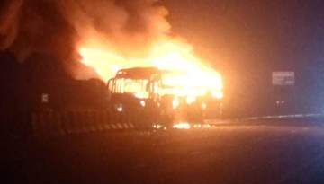 इटावा: आगरा-लखनऊ एक्सप्रेस वे पर धू-धूकर जलती बस, कूदकर यात्रियों ने जान बचाई