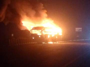 इटावा: आगरा-लखनऊ एक्सप्रेस वे पर धू-धूकर जलती बस, कूदकर यात्रियों ने जान बचाई इटावा: आगरा-लखनऊ एक्सप्रेस वे पर धू-धूकर जलती बस, कूदकर यात्रियों ने जान बचाई