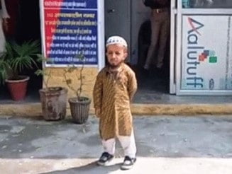 कैराना: छोटे कद के अजीम मंसूरी  नजर आ रहे हैं इंसास राइफल के साथ