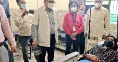 जिलाधिकारी ने जिला चिकित्सालय में जाकर किया रक्तदान…