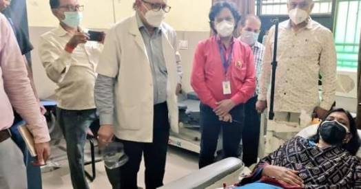 जिलाधिकारी ने जिला चिकित्सालय में जाकर किया रक्तदान…