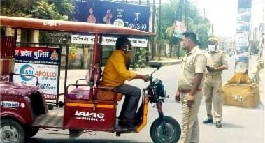 कोविड कर्फ्यू के दौरान पुलिस ने चैकिंग अभियान चलाया