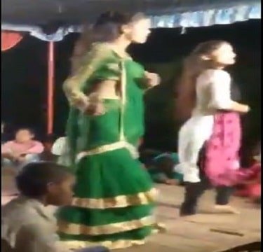 सोशल डिस्टेंसिंग की धज्जियां: बार बालाओं की डांस का एक वीडियो वायरल