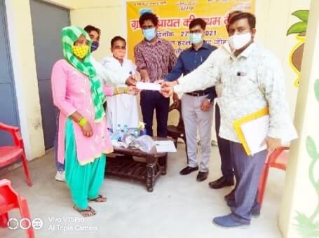 पंचायत राज अधिकारी अनिल कुमार सिंह ने पांच-पांच हजार रुपये के चेक सौंपे.. पंचायत राज अधिकारी अनिल कुमार सिंह ने पांच-पांच हजार रुपये के चेक सौंपे..