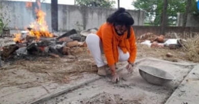 श्मशान में लावारिस रखी 12 मृतको की अस्थियो का विसर्जन करके उनकी आत्मा की शांति के लिए प्रार्थना