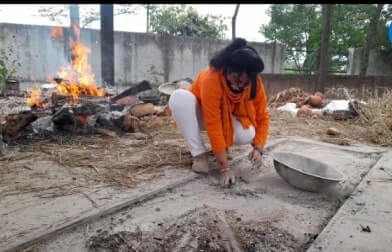 श्मशान में लावारिस रखी 12 मृतको की अस्थियो का विसर्जन करके उनकी आत्मा की शांति के लिए प्रार्थना श्मशान में लावारिस रखी 12 मृतको की अस्थियो का विसर्जन करके उनकी आत्मा की शांति के लिए प्रार्थना