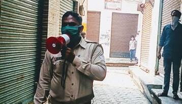 बुढ़ाना: सोशल डिस्टेंस का पालन करते हुए खुली दुकानें, पुलिस को देखते ही भगदड़