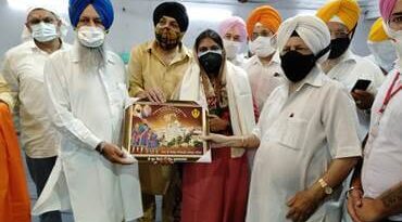 डीएम व सीएमओ का श्री गुरु सिंह सभा गांधी कालोनी में किया अभिनंदन