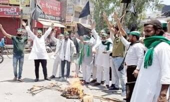 मोदी सरकार के 7 साल पूरे होने व किसान आंदोलन के 6 महीने पूरे होने पर भाकियू का प्रदर्शन, सरकार का फूंका पुतला