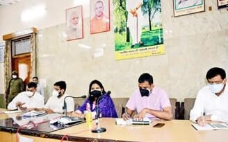 ऑक्सीजन गैस सिलेंडर वितरको/ट्रेडर्स के साथ डीएम ने की बैठक