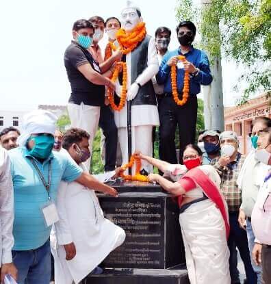 पालिका अध्यक्ष ने पूर्व प्रधानमंत्री चौधरी चरण सिंह की 34 वी पुण्यतिथि मनाई