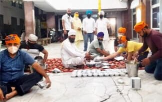 गुरुद्वारा साहिब के सेवादारों द्वारा जरूरतमंदों के लिए भोजन की व्यवस्था