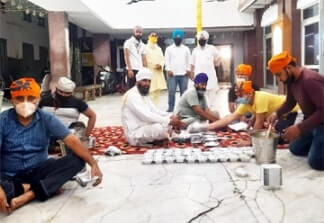 गुरुद्वारा साहिब के सेवादारों द्वारा जरूरतमंदों के लिए भोजन की व्यवस्था