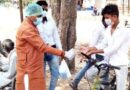 हिन्दू जागरण मंच की टीम ने सेनिटाइजर व मास्क वितरित किये