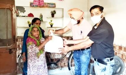 उदय वेलफेयर सोसाइटी मुजफ्फरनगर द्वारा विधवा महिलाओं को राशन वितरित