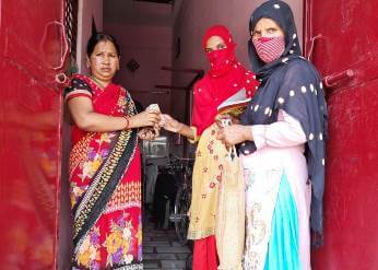 बुढ़ाना नगर पंचायत के वार्ड 08 में सीएमसी व आशा कार्यकत्री ने बांटी  कोरोना किट