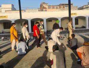 कपिल देव अग्रवाल ने निर्धन लोगों के साथ किया भोजन और उनका हाल-चाल जाना..