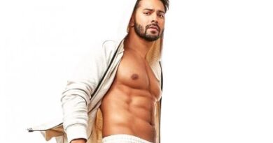 एक्टर वरुण धवन ने फैन्स को दिया इंस्टाग्राम अकाउंट पर मास्क पहनने का मैसेज