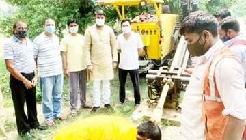 आईजीएल द्वारा रसोई गैस हेतु मशीन से पाईपलाइन डालने का काम शुरू