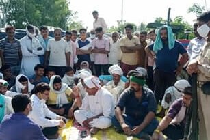 गेहूं की खरीद न होने के कारण किसानों ने थानाभवन रोड किया जाम