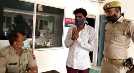 बुढ़ाना थाने में हाथ जोड़कर पहुंचा गैंगस्टर आकिल, अपराध से कर ली तौबा