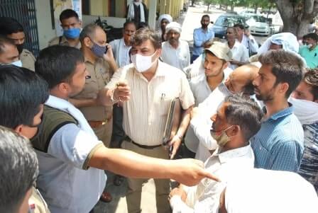 सरकारी गेंहू क्रय केंद्र पर चल रही अनियमितता को लेकर किसानों का कूकडा मंडी में हंगामा