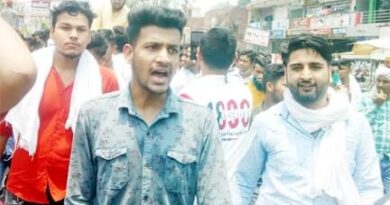 कालेजो मे फीस मे छूट एवं स्कॉलरशिप की मांग को लेकर सौंपा ज्ञापन