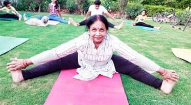 अंतर्राष्ट्रीय योग दिवस के अवसर पर पालिका अध्यक्ष ने परिवार के साथ योग किया