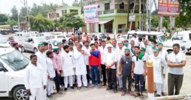 रोहाना टोल पर किसानों का कब्जा, एडीएम ने किया समझाने का प्रयास, जिद पर अड़े किसान