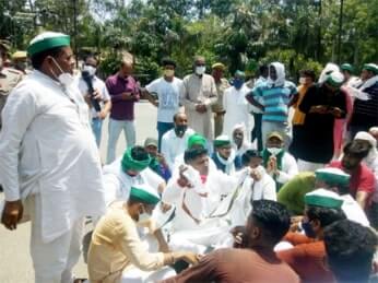 भाकियू कार्यकर्ताओ ने किसान बिलो एवं उनसे जुडी समस्याओं के विरोध मे धरना प्रदशर्न किया भाकियू कार्यकर्ताओ ने किसान बिलो एवं उनसे जुडी समस्याओं के विरोध मे धरना प्रदशर्न किया