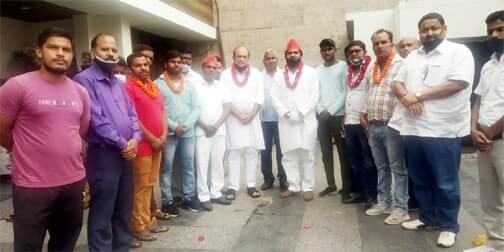 नेता गौरव स्वरूप के आवास पर सपा की सदस्यता ग्रहण की