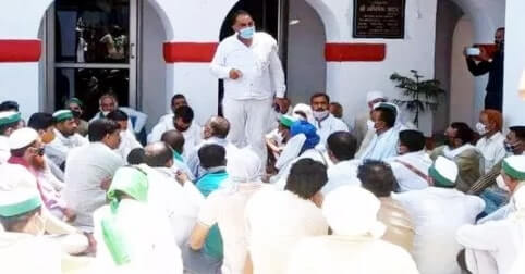 गन्ना भुगतान को लेकर भाकियू ने दिया धरना, जीएम को बनाया बंधक गन्ना भुगतान को लेकर भाकियू ने दिया धरना, जीएम को बनाया बंधक