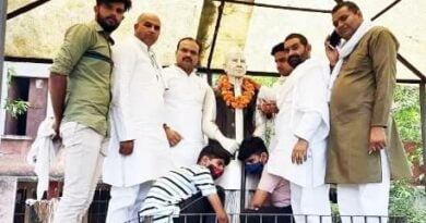 चौधरी साहब की मूर्ति को दूध से नहलाया ओर माल्यार्पण किया