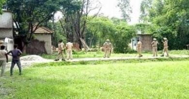 मतदान के दौरान हुआ बवाल, आमने-सामने आए पुलिस व ग्रामीण, जमकर चले ईंट-पत्थर