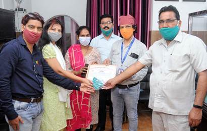 समाज सेवा: मुख्य चिकित्सा अधिकारी कार्यालय पर किये मास्क,टोपी व प्रशस्तिपत्र वितरण समाज सेवा: मुख्य चिकित्सा अधिकारी कार्यालय पर किये मास्क,टोपी व प्रशस्तिपत्र वितरण