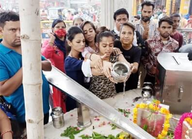 सावन के पहले सोमवार को मंदिरों में लगी श्रद्धालुओं की भीड..