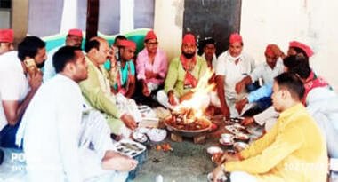 समाजवादी पार्टी कार्यालय प मुलायम सिंह यादव के स्वास्थ्य के लिए यज्ञ व दुआ की