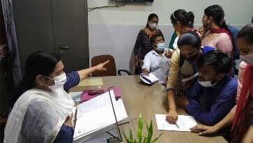 डीएवी कॉलेज में बीएड के प्रश्न पत्र में पाठ्यक्रम के बाहर के प्रश्न आने पर छात्र-छात्राओं का हंगामा, प्राचार्या का घेराव