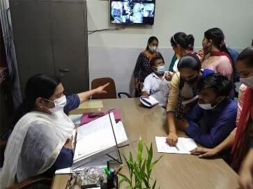 डीएवी कॉलेज में बीएड के प्रश्न पत्र में पाठ्यक्रम के बाहर के प्रश्न आने पर छात्र-छात्राओं का हंगामा, प्राचार्या का घेराव डीएवी कॉलेज में बीएड के प्रश्न पत्र में पाठ्यक्रम के बाहर के प्रश्न आने पर छात्र-छात्राओं का हंगामा, प्राचार्या का घेराव