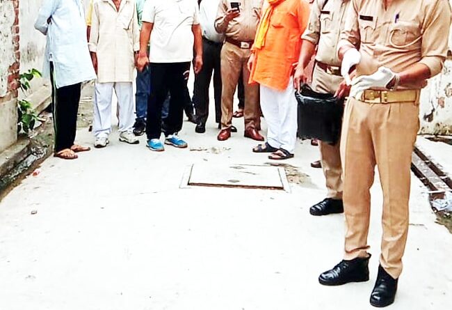 शिव मंदिर के बाहर पशु के अवशेष व मांस के टुकड़े मिले