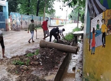 श्रीमती अंजू अग्रवाल के निर्देश पर शहर के नालों की सफाई करायी श्रीमती अंजू अग्रवाल के निर्देश पर शहर के नालों की सफाई करायी