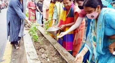 बिन्दल बाजार में वृक्षारोपण करते हुए पर्यावरण के प्रति जागरूक किया